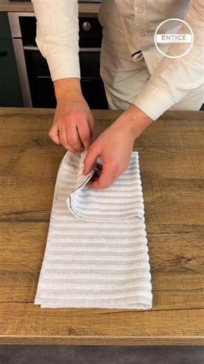 Folding a kitchen towel into a bread basket 🧺🍞 #easy #towel #folding #breadbasket