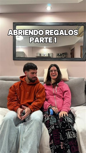 Abriendo regalos por el cumple de Mica: más de 50 sorpresas