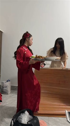 379K views · 2.2K reactions | Đi make up từ sớm, thợ make được cô dâu chiêu đãi mâm cỗ thịnh soạn, điều đơn giản nhưng là niềm vui cả ngày của ai làm nghề make up 殺 Cô dâu 100 điểm không có nhưng! Video: ngocchinhwedding | Kenh14.vn | Facebook