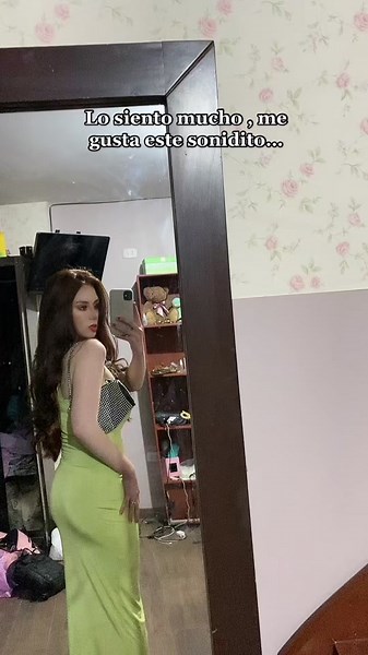 Videos de JENN Revilla (@jenniferbecerrare) con “Luz V€Rd€ - Gloosito & Baby Pantera”