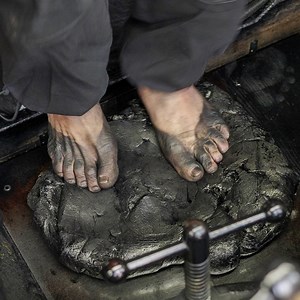 45M views · 429K reactions | Traditional Japanese calligraphy ink, referred to as sumi ink, comes in a solid form. It takes at least four years of production before these ink sticks can be sold, and even longer for the most expensive ones. A 200-gram high-grade ink stick from a producer like Kobaien costs over $1,000. And at some other retailers, prices can reach almost $2,000. Meanwhile, almost double the amount of commercial India ink can go for as little as $9. | Business Insider | Facebook