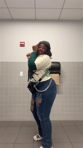 feel the accent 🗣️ (User is 21 this is me) #bodybuilding #fyp #alynj #hips #drip