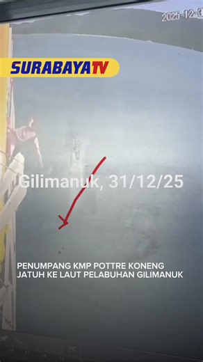 Jembrana - Peristiwa mengejutkan terjadi di Pelabuhan Gilimanuk, Kabupaten Jembrana, pada Rabu (31/12/2025) pagi. Seorang penumpang perempuan KMP Pottre Koneng terjatuh ke laut sesaat sebelum kapal sandar di Dermaga MB 3. Insiden tersebut sontak membuat penumpang lain panik. Korban terlihat berusaha mengapung di tengah gelombang kecil perairan pelabuhan, sementara sejumlah penumpang memantau kondisi dari atas kapal dan dermaga. Mendapatkan laporan kejadian itu, petugas Polri yang berjaga di Posk