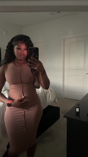 Why I gotta be so bloated all theeee time😭 and ignore the slushy stain on the floor por fa vor