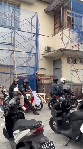 Hi, Trik Peeps!🙌🏻 Edisi berbagi takjil dijalan | Ramadhan Kareem✨ HIMATRIK SV UGM turun ke jalan membagikan takjil yang diberikan kepada masyarakat di sepanjang Jalan Gejayan dan Jalan Magelang Semoga takjil yang diberikan bermanfaat dan penuh berkah Sampai ketemu di kegiatan HIMATRIK selanjutnya 👋 #himatrikugm #trik #ugm #himpunanmahasiswa #fyp #bagibagi #ramadhan2025