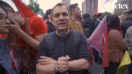 41K views · 1.1K reactions | Ankarában, Törökország fővárosában még egy nagy, utolsó ellenzéki tüntetést tartottak, ahol homlokegyenest máshogy látták az ország állapotát, mint Erdoğan tüntetésén. Az ellenzéki vezető, Kemal Kılıçdaroğlu azt ígérte, ő nem fog palotában lakni, a tüntetők szerint pedig itt az ideje, hogy Erdoğan elmenjen egyet pihenni. | Telex.hu | Facebook