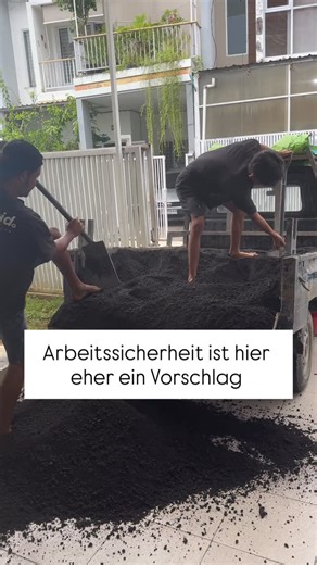 Mario & Nathalie mit Kindern 🏝️Business Aufbau & Ausgewandert 🇮🇩 on Instagram: "Wieso Arbeitsschuhe, Helm oder Schutzkleidung, wenn Flip Flops oder barfuß auch gehen? Keine Regeln. Keine Checklisten. Keine Bürokratie, die dir sagt, wie du zu leben hast. Regeln sollen schützen – aber manchmal machen sie auch krank. Hier zählt Verantwortung. Für dich. Für dein Leben. Für deine Entscheidungen. Freiheit ist nicht sicher. Aber sie ist echt. #selbstverantwortung #mindsetshift #unbequemefreiheit #le