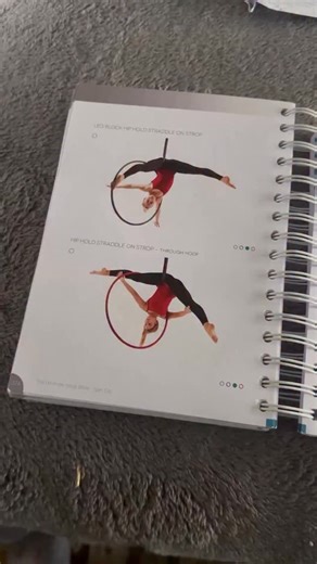 On rewatching this I definitely should put the hoop in my armpit rather then use creepy fingers to hold the leg, but we live and learn 😂 Hip Hold Straddle on the strop and Hip Hold Half Split on the strop from page 374&375 of the @spincityaerialfitness Hoop Bible (available on the Spin City website) Give them a go and get the bottom arm placement right (or use creepy fingers, whatever works 😝) #ahhipholdstraddleonthestrop #ahhipholdhalfsplitonthestrop #ahhipholdvariation #aerialhoop #aerialhoo