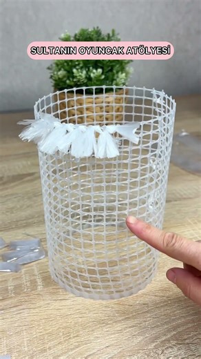 Lovely DIY Idea with Plastic Canvas and Refrigerator Bags!