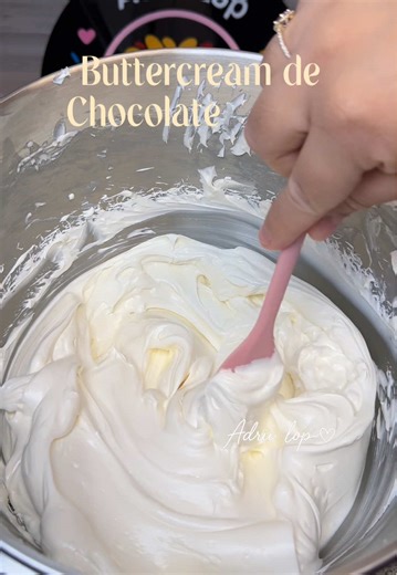 🎂 Buttercream de Chocolate Blanco (sucedáneo) Ingredientes: \t•\t200 g de chocolate blanco sucedáneo \t•\t1 tapita de esencia de vainilla \t•\t60 g de azúcar glass \t•\t40 g de leche \t•\t4 barras de mantequilla sin sal (113 g cada una), a temperatura ambiente Preparación: \t1.\tBatir la mantequilla Coloca las 4 barras de mantequilla en la batidora y bate a velocidad media durante 15 a 20 minutos, hasta que: \t•\tDuplique su tamaño \t•\tCambie a un color más blanco y textura esponjosa \t2.\tDer