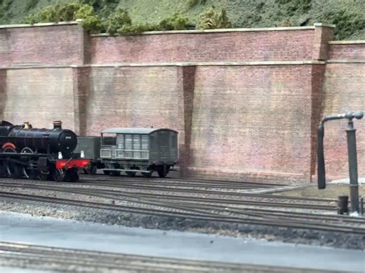 Model Layout-Weathering-Design on Instagram: "SPOT THE DIFFERENCE 👀 How many detail differences can you identify between these Hornby Saints? In addition to the obvious (livery, name & number etc), I’ve so far counted an impressive 10… Both are equipped with 21pin HM7000 decoders though and have had the Saint Sound Profile downloaded and installed via the app💨💨💨"