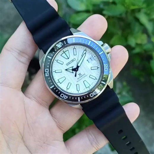 #1 PRELOVED LUXURY 🇵🇭 on Instagram: "⏩⌚Php 10,500 Seiko King Samurai - White SRPE37 / SRPE37K1 - Waffle Dial Like New - complete set with receipt worth 28k - still under warranty - 9.5/10 condition ➡️ SLIDE TO SEE ALL PICT Sapphire Crystal Ceramic Bezel Anti-reflective coating on inner surface 4R35 Movement, Hacking & Hand-winding Divers ISO Certified 200m Water Resistance Approx 43.8mm diameter Approx 12.8mm thickness Approx 48.7mm lug-to-lug width 22mm lug width ▶️ Viber/WhatsApp for inquiri