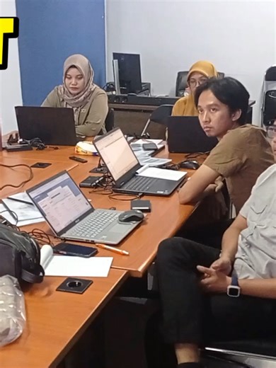 Dok Training BIM Revit Polinema. Upgrade kompetensi secara berkala bagi para dosen Politeknik Negeri Malang, khususnya di bidang software dan teknologi seperti BIM Revit, menjadi langkah strategis untuk menghubungkan dunia akademik secara langsung dengan praktik nyata di industri konstruksi. Proses pembelajaran yang selaras dengan kebutuhan lapangan ini bermuara pada peningkatan kompetensi lulusan yang unggul, adaptif, dan siap bersaing. Capaian tersebut tentu tidak terlepas dari komitmen pembel