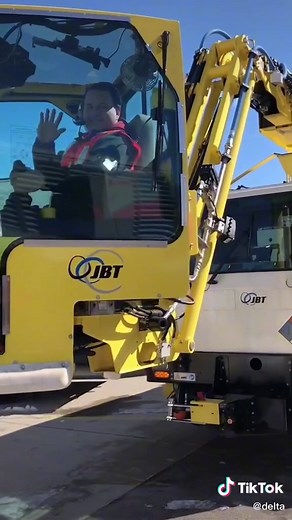 De-Icing Delta Airlines Aircraft with Jacques