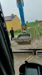 425K views · 1.3K reactions | Smart guy directly using excavator to pour concrete#tips #ideas #tools #machine #easywork #skills | Aurora Roberts | Facebook