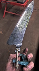 When I saw this pattern for the first time I didn't believe what I did. I really love the kind of random patren made out of twisted w's 🔥🔥 . Quand j'ai vu ce motif pour la première fois, je n'en croyais pas mes yeux. J'adore vraiment ce genre de motif aléatoire composé de W torsadé 🔥🔥 . . . . . #twisted #damascus #1075 #15n20 #integral #bolster #forge #blacksmith #blacksmithing #craftsman #handforged #handmade #steel #crafts #forging #art #eatingtools #culinary | Olivier Lorge Forge