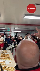 L'ambiance était évidemment au rendez-vous dans les vestiaires de l'US Dax après la belle victoire des rouges et blancs dans le derby landais, hier soir. 🎥 Peña Los Calientes (story Instagram) #vámonos | vámonos