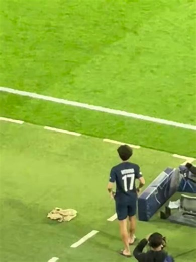 Vitinha a attendu 20 minutes après le match, juste pour tenir sa promesse envers Trey Nyoni (18 ans) et échanger son maillot avec lui comme il le lui avait promis pendant le match. La grande classe. 🇵🇹❤️