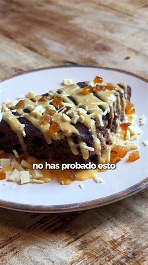 Dos pizzas dulces. Un solo mes. Punto. La Cacao, con pan de chocolate y avellanas, zabaione, naranja confitada y chocolate blanco La Sicula, rellena de ricotta de oveja, limoncello y vainilla, con pistacho y crumble de bizcocho. #pizza #italiano #sevilla