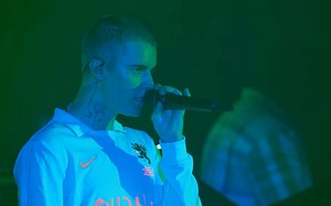 【Justin Bieber】Hold on 💚Live iheart | 比伯雷射灯光舞台演唱 2021/07