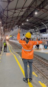 Seperti ini cara petugas menghentikan kereta api di stasiun. Normalnya berhenti di semboyan 10G yaitu batas berhenti kereta api. Namun karena agar tidak menghalangi lalu lintas naik turun penumpang di jalur sebelahnya, kereta api diberhentikan sebelum semboyan 10G. #keretaapiindonesia #indonesianrailways | Tofik Fernando