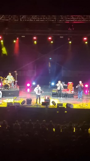 🔵 Nadau en concert aux arènes de Bayonne ce vendredi soir. Magnifique! #gascon #gasconha | Atalaia Pays Basque