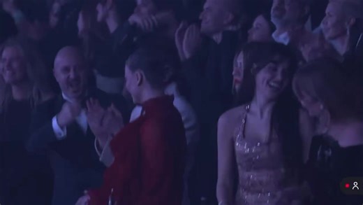 Serenay Sarıkaya ve Hande Erçel, yan yana dans ederken görüntülendi. | Posta.com.tr