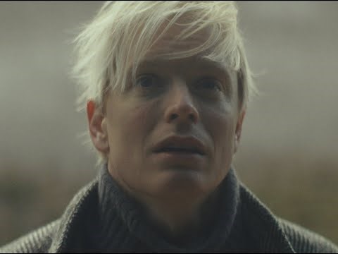 Freddie Fox reads Walter de la Mare's "The Listeners"