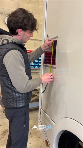 ASU Horsetrucks solutions on Instagram: "ON CUSTOMISE TON CAMION 🚛🎨 ne te tracasse plus avec la pose des stickers, on s’en occupe ! #asuhorsetrucksolutions #stickerscamion #stickers #posestickers"