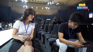 706K views · 10K reactions | Chat với bạn quên nóc nhà ngồi cạnh và cái kết 藍藍 Có ai cũng gặp cảnh này #khanhthiphanhien #nhabaoviec | Phan Hiển | Facebook