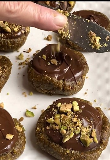 What do you when you want cookies, but don’t want to turn your oven on? You make these delicious 3 ingredient no bake cookies. In about 20 minutes you can be enjoying these ! INGREDIENTS 1/4 cup vegan chocolate chips 1 cup of shelled chips unsalted pistachios 6 pitted Medjool dates Pinch of salt Melt the chocolate chips on the stovetop Or in the microwave. Add the pistachios to a food processor and blend until they are coarse crumbs. Add the dates and the salt to the food processor and process u