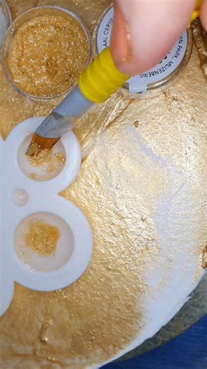 °SOUND ON° The hustle & hustle @ Barco BARCO White Label Gold Used with 3 different BARCO products 1 Use BARCO’s Award winning Clear Vanilla Essence HALAAL & Kosher Clear and excellent to mix with specific colours Does not dry Immediately Great taste 2 BARCO Quick Paint Clear for the best results in painting specific colour palettes Dries fairly quickly Great for airbrushing Use to activate colours 3 BARCO PaintBase Can be used as a food glaze Works amazing on Chocolates Dries instantly Dry to t