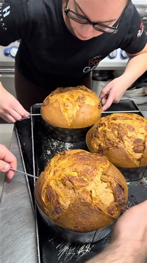 I Panettoni vengono capovolti e lasciati raffreddare in sospensione, Bar Gea😋 #food #natale