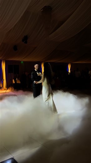 Emoția primului vals împreună 🤍 Primul lor dans e despre conexiune. Iar noi suntem spectatorii unui “am încredere în tine” nerostit, unui “te iubesc” spus din priviri și a unei promisiuni de a fi fericiți pentru totdeauna trăite prin dans . | Poemia Events Hall