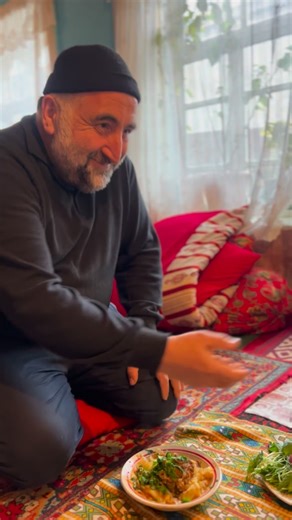 Hüsniyyə Məcidova | Qarlı hava, odun peçi üzərində hazırlanmış kələm borş…🫠 Biz çuğundur qatmırıq, bəs siz? Hazırlayacaq olan hərkəsə indidən nuş olsun! Bizim... | Instagram