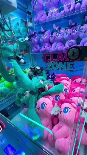 What plush even IS this?? 🧸❓ #clawmachine #arcade