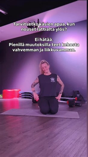 Lattialta ylös nouseminen ilman käsien apua on yksi tärkeimmistä mittareista toimivasta kehosta, hyvästä tasapainosta ja arjen voimasta. Jos tämä tuntuu vaikealta, et ole yksin, tätä taitoa voi harjoitella ja parantaa missä iässä tahansa. Tässä kolme aluetta, joihin panostamalla nousu helpottuu nopeasti: 1️⃣ Pakarat & jalat – voima, joka nostaa sinut ylös. 2️⃣ Keskivartalo & lonkankoukistajat – vakaus ja hallinta siirtymissä. 3️⃣ Luonnolliset liikeradat – kun keho oppii oikean tekniikan, kaikki 