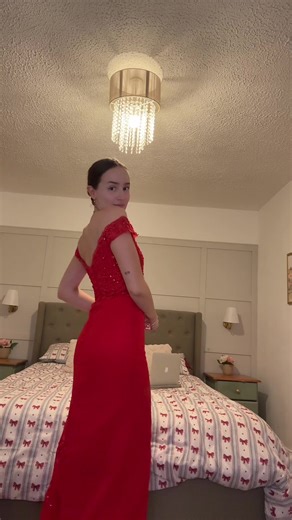 At the time this was my Satine from Moulin Rouge / Julia Roberts Pretty Woman moment 🍓♥️✨ #prom #debs #fyp