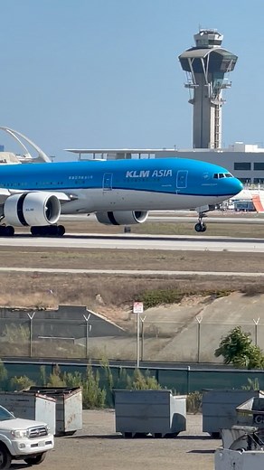 Did the sky really just turned blue travelers 🧳? Let’s get more cities under our belts, education is going places. Give us a thumbs up & follow@if you agree 👍 #thumbsup #blue #travel #klm #passport #destination #voyage | LetsGo2 App