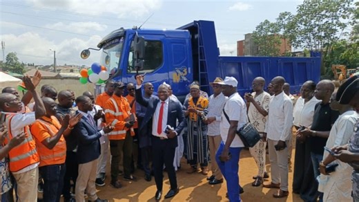 Ramassage des ordures à Cocody: Un opérateur soutient les pré-collecteurs par l’octroi d’un camion de 15 tonnes