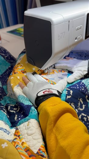 I get asked about big quilts all the time— and here are a few of my best tips! Also, don’t forget that good posture and staying hydrated make all the difference! Want to learn more about FMQ-ing your own projects? Comment FMQMASTERCLASS below, and I’ll DM you a link to tonight’s free class & replay! 🙌🏽 | String & Story