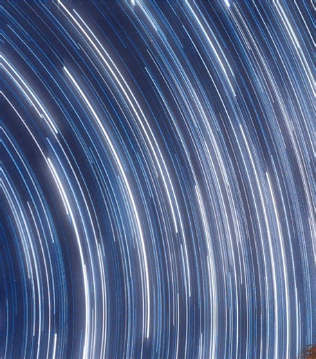 晴れたので沖縄で星の軌跡を撮影しました。こう見ると星が動いて見えますが地球の自転によるものです。南国ならではの木が良い雰囲気を演出してくれました🌴 Dwarf3の新機能でスムーズに撮影出来て感動しました…!! #沖縄 #夜空 #旅行 #星の軌跡 #Space