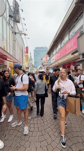 Walking down Takeshita Street (竹下通り) in Harajuku, Tokyo! 🇯🇵