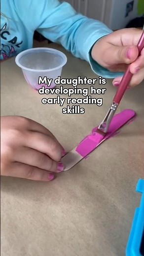 This DIY reading pointer is a great kid’s craft that gets them excited about reading!!💫 #kidscraft
