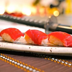NIGIRI SUSHI DAL FILM KILL BILL 18 Giugno: Buona Giornata Mondiale del Sushi a tutti! Non c’è miglior modo di festeggiarla se non con una puntata speciale di Cucinema: i protagonisti sono i Nigiri Sushi di Kill Bill, pellicola cult di Quentin Tarantino, preparati per voi da Lello e il grande Chef Hirohiko Shoda ! Assolutamente da non perdere. Ciak, si cucina!🎬 Ricetta completa: https://bit.ly/3q6zRRD | Chef in Camicia