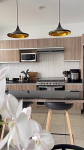 😰¡El azulejo de mi cocina se botó, así sin más! así que llegó el momento del cambio. La boquilla es de las cosas más importantes al poner un azulejo, cuando tenemos piezas que van más juntas como estas es recomendable usar boquillas sin arena. Yo usé Keracolor FF de @mapeimexico en el color Blanco Luna pero hay 18 colores increíbles, que pueden hacer la diferencia en tu diseño. Sus ventajas: ◾️Resistencia y durabilidad ◾️Hidrorepelente con tecnología Drop Effect ◾️Excelente manejo El diseño de 