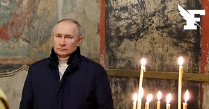 Poutine fête le réveillon de Noël orthodoxe dans la cathédrale du Kremlin à Moscou
