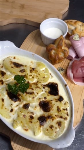 Bêtises & Volup'thé on Instagram: "Le gratin dauphinois : disponible le midi et le soir à @betisesetvolupthe !! 🥰Venez découvrir nos plats chauds. À bientôt Eglantine 💕"