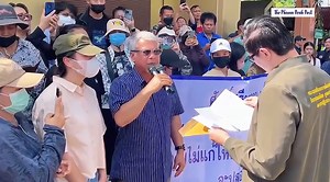 Thai traders protest $300M losses, urge urgent resolution of border crisis Thai traders at Rong Kluea Market in Sa Kaeo province protested earlier today, demanding that the Thai government and authorities urgently negotiate to resolve the border issue, as the current one-month border shutdown has caused businesses in the provinces bordering Cambodia to suffer losses exceeding $300 million. | The Phnom Penh Post