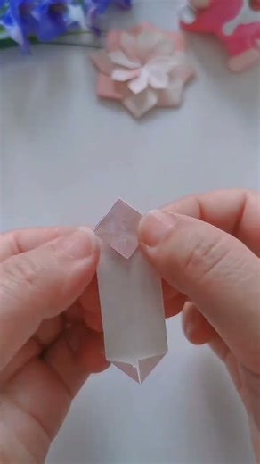 A good-looking lotus bookmark with a piece of paper folded, come and try it. Handmade tutorial.